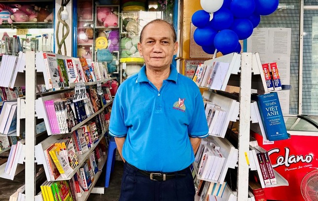 Bác Nguyễn Trường Thắng, bảo vệ của nhà sách trên đường Lê Văn Duyệt, người đã nhặt được thiết bị ghi hình của Báo Giác Ngộ và nhờ liên lạc thông báo để trả lại người mất