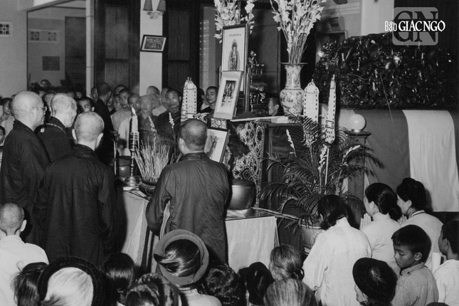 Đức Đại lão Hòa thượng Thích Tịnh Khiết, Hội chủ Tổng hội Phật giáo Việt Nam và chư tôn đức tưởng niệm, dự tang lễ Bồ-tát Thích Quảng Đức tại chùa Xá Lợi (Sài Gòn) - Ảnh tư liệu