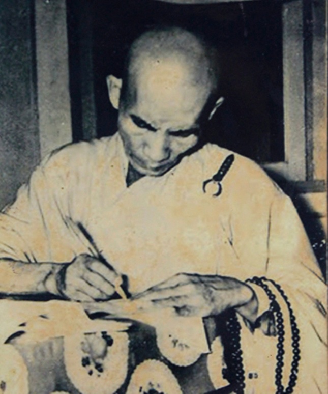 Bồ-tát Thích Quảng Đức lúc đang viết Lời nguyện tâm quyết, bày tỏ ý nguyện tự thiêu bảo tồn Chánh pháp và cầu nguyện hòa bình, chuyển hóa nhân tâm