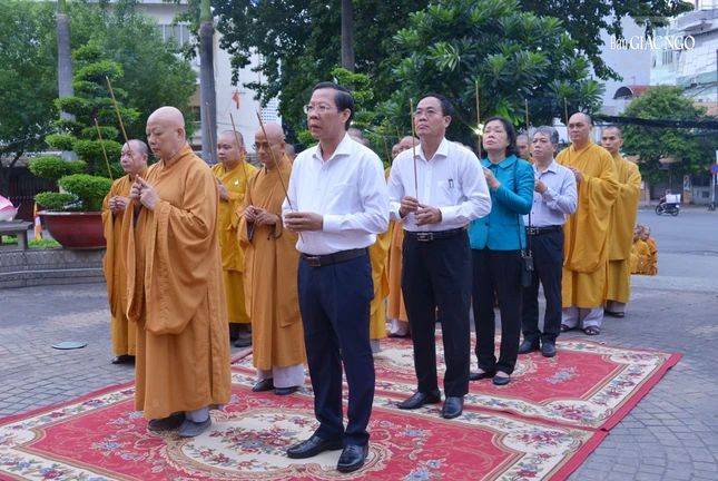Chủ tịch UBND TP.HCM Phan Văn Mãi cùng phái đoàn và chư Tăng dâng hương trước tượng đài Bồ-tát Thích Quảng Đức Chủ tịch UBND TP.HCM Phan Văn Mãi cùng phái đoàn và chư Tăng dâng hương trước tượng đài Bồ-tát Thích Quảng Đức
