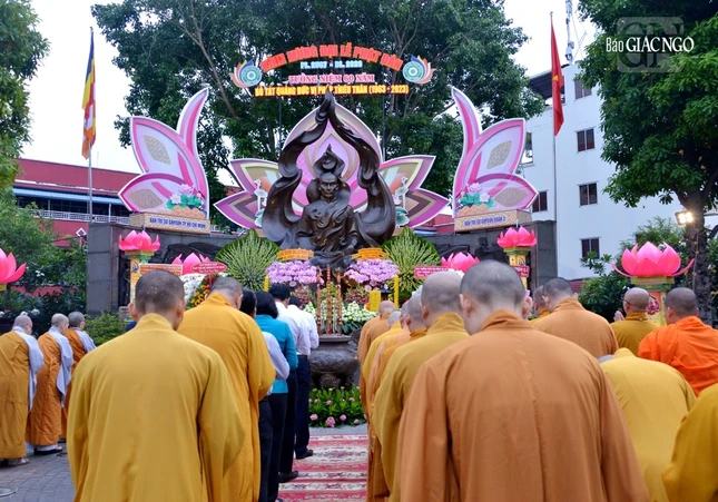 Quang cảnh lễ dâng hương của phái đoàn do Chủ tịch UBND TP.HCM Phan Văn Mãi tưởng niệm 60 năm Bồ-tát Thích Quảng Đức vị pháp thiêu thân (1963-2023) Quang cảnh lễ dâng hương của phái đoàn do Chủ tịch UBND TP.HCM Phan Văn Mãi tưởng niệm 60 năm Bồ-tát Thích Quảng Đức vị pháp thiêu thân (1963-2023)