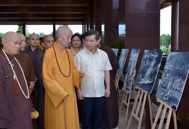 Đức Pháp chủ GHPGVN chia sẻ với ông Lê Minh Trí, Ủy viên T.Ư Đảng, Viện trưởng Viện Kiếm sát Nhân dân Tối cao về những bức ảnh báo chí của Malcolm Browne tại triển lãm - Ảnh: Bảo Toàn/BGN