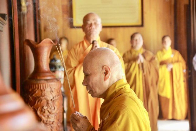 Trưởng lão Hòa thượng Thích Giác Quang niêm hương tưởng niệm