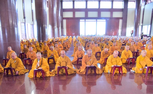 Ngôi chánh điện tại Học viện được xây dựng với quy mô 1 trệt và 1 lầu. Lầu 1 làm chánh điện, nơi thực hiện các lễ nghi tâm linh với sức chứa khoảng 1.500 người