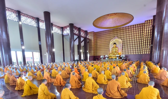 An tọa nơi tôn nghiêm nhất ở chánh điện tầng 1 là tôn tượng Đức Bổn Sư Thích Ca Mâu Ni trong tư thế nhập đại định, an vị vào tháng 12-2021