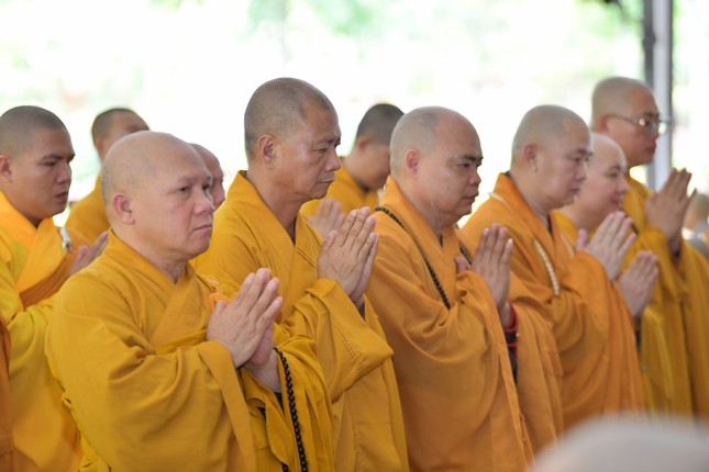 Thượng tọa Thích Thanh Phong và tổ đình Vĩnh Nghiêm cùng các Phật tử cúng dường