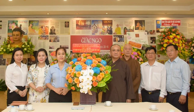 Phái đoàn Thành ủy, HĐND, UBND, UBMTTQVN TP.HCM do bà Lê Thị Hờ Rin, Thành ủy viên, Phó Chủ nhiệm Thường trực Ủy ban Kiểm tra Thành ủy TP.HCM chúc mừng Báo Giác Ngộ