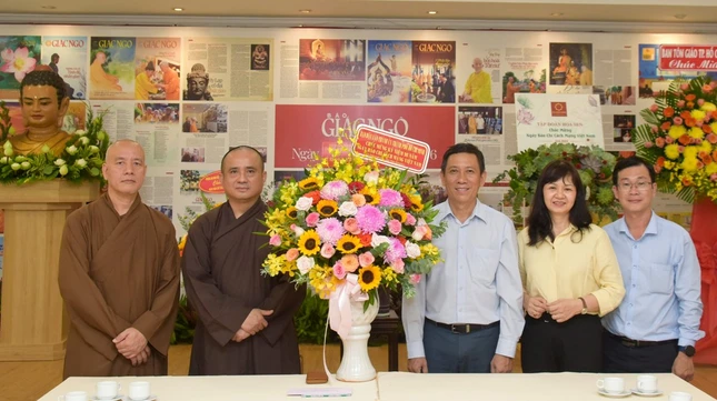 Ông Trần Xuân Điền, Phó Trưởng ban Dân vận Thành ủy TP.HCM và phái đoàn tặng hoa chúc mừng