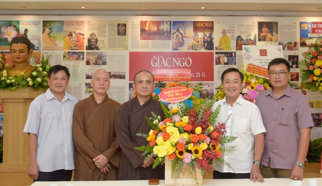 Đại tá Bùi Công Tú và các thành viên Phòng An ninh đối nội và phái đoàn PA02 - Công an TP.HCM chúc mừng