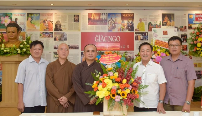 Đại tá Bùi Công Tú và các thành viên Phòng An ninh đối nội và phái đoàn PA02 - Công an TP.HCM chúc mừng