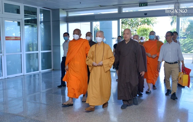 Đức Pháp chủ đến Bệnh viện Đa khoa Sóc Trăng