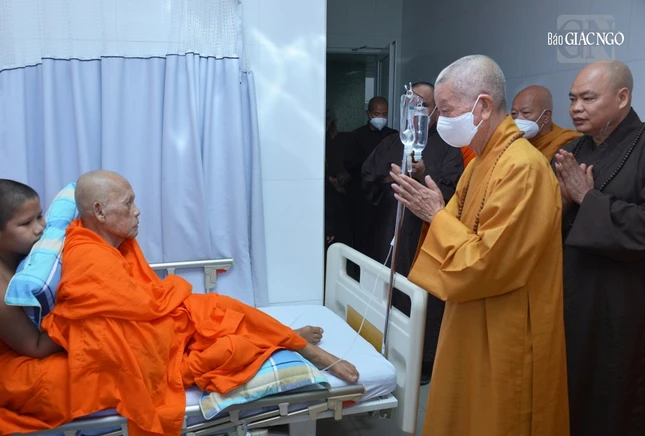 Đức Pháp chủ thăm Trưởng lão Hòa thượng Phó Pháp chủ - Trưởng lão Hòa thượng Dương Nhơn khiếm an đang điều trị tại bệnh viện