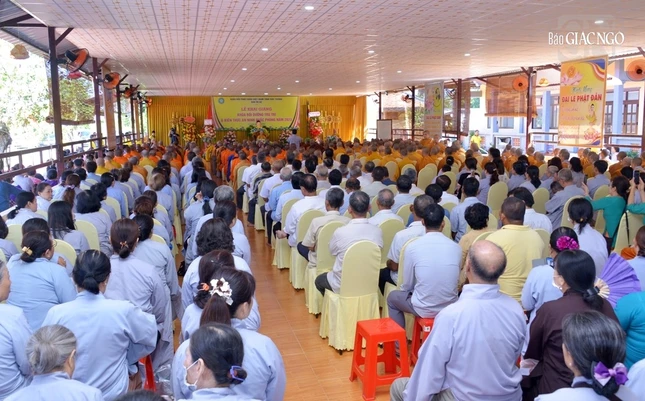 Quang cảnh buổi cung đón Đức Pháp chủ GHPGVN đến thiền viện Trúc Lâm Sóc Trăng thăm và sách tấn