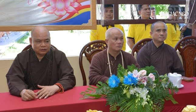 Quý Thượng tọa Ban Thư ký Văn phòng Đức Pháp chủ GHPGVN tháp tùng