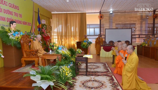 Chư vị giáo phẩm lãnh đạo Ban Trị sự tỉnh Sóc Trăng phát nguyện tiếp nhận lời huấn thị của Đức Pháp chủ GHPGVN