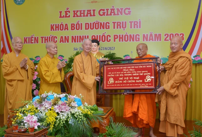 Ban Trị sự GHPGVN tỉnh Sóc Trăng tặng bức khánh đến Đức Pháp chủ