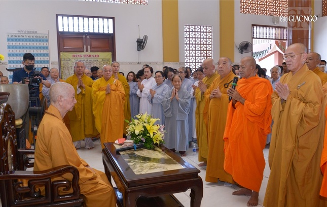 Hòa thượng Đào Như và chư vị lãnh đạo Ban Trị sự GHPGVN TP.Cần Thơ tác bạch thỉnh cầu Đức Pháp chủ huấn thị