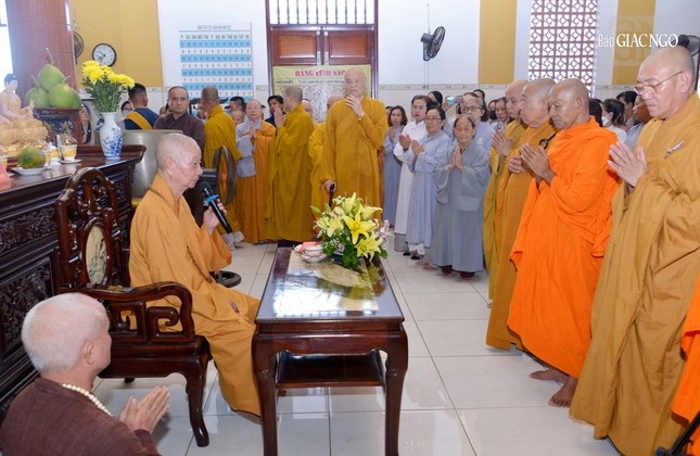 Tại chánh điện chùa Khánh Quang