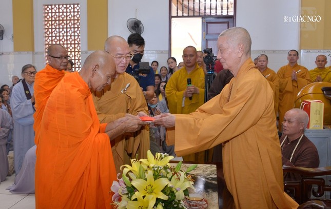 Đức Pháp chủ cúng dường tịnh tài đến Ban Trị sự GHPGVN TP.Cần Thơ