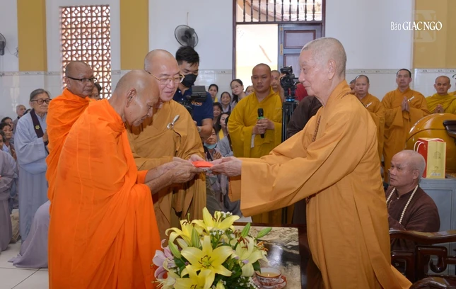 Đức Pháp chủ cúng dường tịnh tài đến Ban Trị sự GHPGVN TP.Cần Thơ