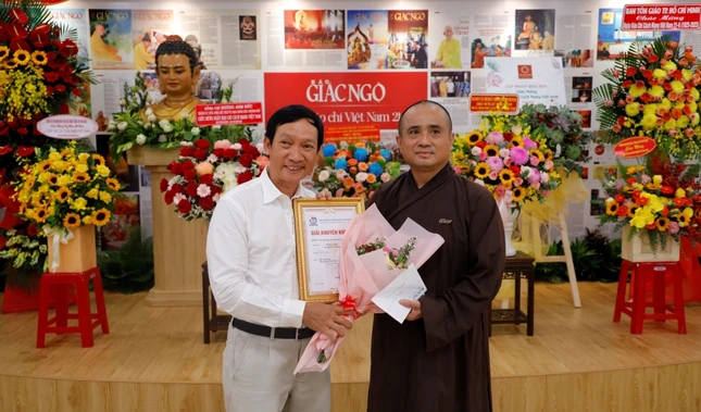 Nhà báo Trần Thế Phong vừa nhận giải thưởng Báo chí TP.HCM dành cho ảnh phóng sự về cho Báo Giác Ngộ