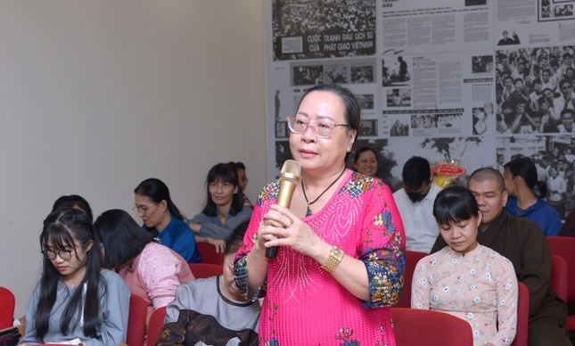 Phật tử Hoa Minh đại diện cộng tác viên gói báo chia sẻ