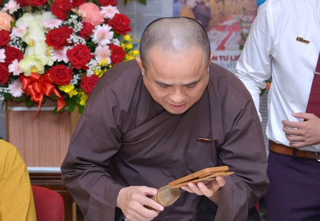 Thượng tọa Thích Tâm Hải nối điện thoại để Hòa thượng Thích Giác Toàn thăm hỏi nhân ngày họp mặt tại Báo Giác Ngộ