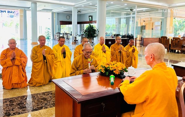 Đức Pháp chủ lắng nghe và có lời huấn thị, chỉ định việc thỉnh Hòa thượng Đường đầu, Yết-ma A-xà-lê, Tuyên luật sư và lưu ý việc cung thỉnh giới sư