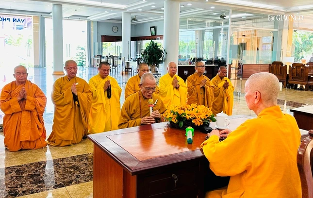 Đức Pháp chủ lắng nghe và có lời huấn thị, chỉ định việc thỉnh Hòa thượng Đường đầu, Yết-ma A-xà-lê, Tuyên luật sư và lưu ý việc cung thỉnh giới sư