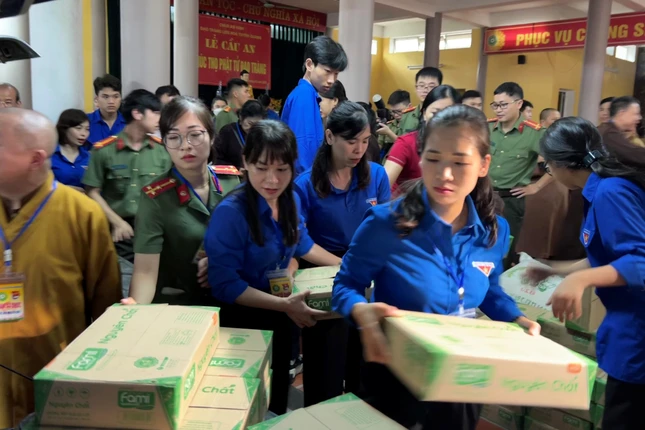 Nhận nhu yếu phẩm chuyển về các điểm tiếp sức mùa thi tại tỉnh Tuyên Quang