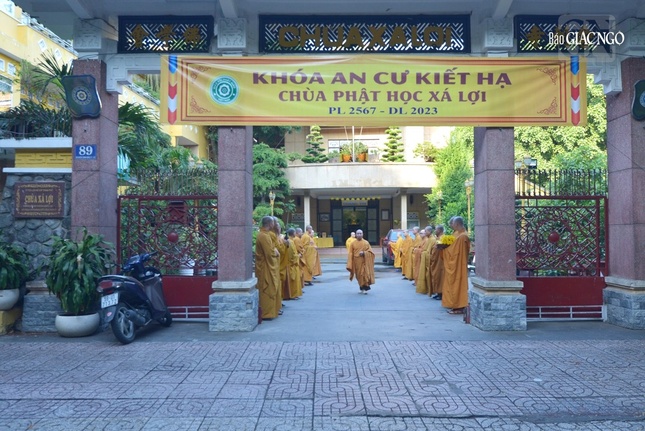 Tam quan chùa Xá Lợi