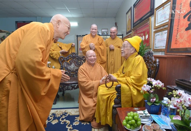 Đại lão Hòa thượng Thích Hiển Tu, 103 tuổi, tinh thần hoan hỷ và tự tại Đại lão Hòa thượng Thích Hiển Tu, 103 tuổi, tinh thần hoan hỷ và tự tại