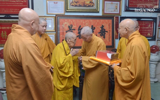 Trưởng lão Hòa thượng Thích Trí Quảng thăm hỏi Đại lão Hòa thượng Thích Hiển Tu Trưởng lão Hòa thượng Thích Trí Quảng thăm hỏi Đại lão Hòa thượng Thích Hiển Tu