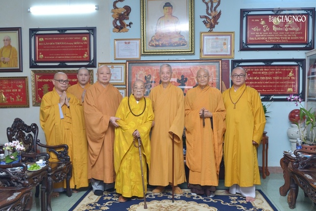 Chư vị Trưởng lão tại phương trượng chùa Xá Lợi