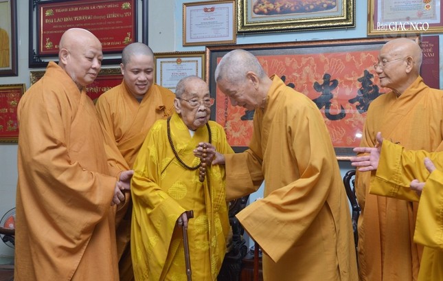 Nhị vị Trưởng lão chia sẻ những lời tâm quyết về thực hành Phật pháp - Ảnh: Bảo Toàn