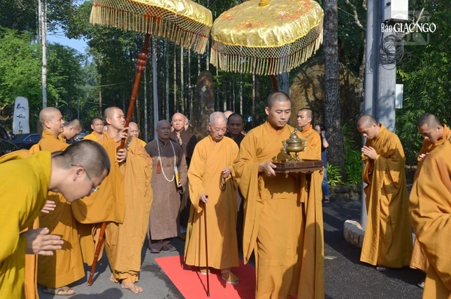 Đức Pháp chủ GHPGVN quang lâm thiền viện Thường Chiếu