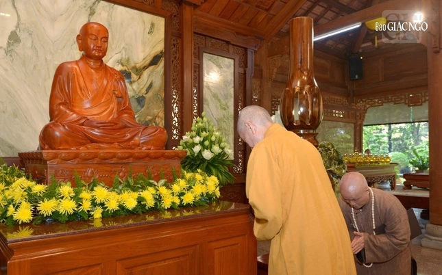 Đảnh lễ trước tôn tượng Sơ Tổ Trúc Lâm Điều Ngự Giác Hoàng