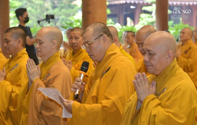 Chư Tăng tác bạch trình về việc an cư của thiền viện