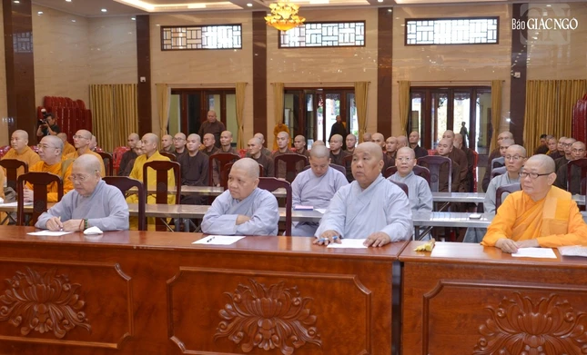 Chư Ni tham dự họp