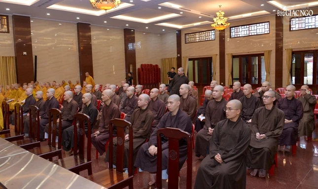 Các hành giả an cư tại Việt Nam Quốc Tự dự khán