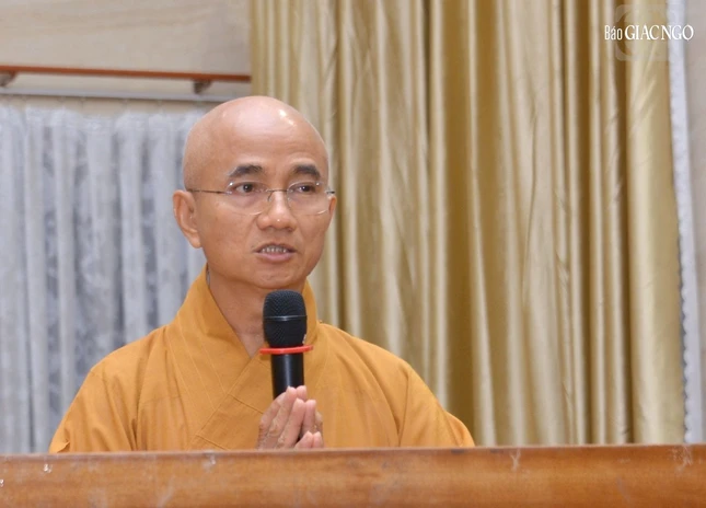 Thượng tọa Thích Thiện Quý, Phó ban kiêm Chánh Thư ký Ban Trị sự GHPGVN TP.HCM triển khai việc cử các đoàn đại diện Ban Thường trực thăm và cúng dường đến các trường hạ tập trung trên địa bàn TP