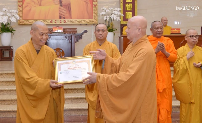 Tuyên dương Ban Văn hóa đã có nhiều hoạt động văn nghệ, triển lãm và thiết trí lễ đài tại Việt Nam Quốc Tự