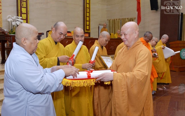 Dịp này, Hòa thượng Trưởng ban Trị sự GHPGVN TP.HCM có những phần quà tinh thần tặng đến các đơn vị đã có nhiều sáng tạo trong việc thiết trí xe hoa và lễ đài kính mừng Phật đản