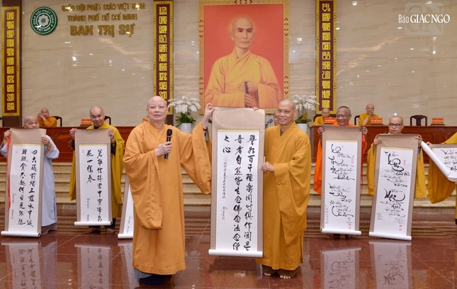 Thượng tọa Thích Trí Chơn, Trưởng ban Văn hóa đón nhận quà tinh thần của Hòa thượng Trưởng ban Trị sự với nhiều đóng góp về việc tổ chức triển lãm, văn nghệ và thiết trí lễ đài