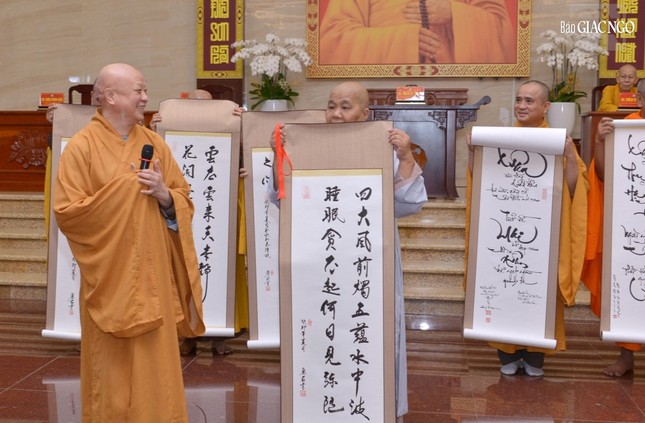 Ni sư Thích nữ Lệ Thuận đại diện Phân ban Ni giới đón nhận quà tặng tinh thần cho nội dung xe hoa thiết trí công phu và ấn tượng