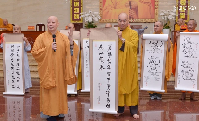 Đại đức Thích Quảng Hậu đại diện Báo Giác Ngộ nhận quà tặng lưu niệm của Hòa thượng Trưởng ban Trị sự GHPGVN TP.HCM dành cho nội dung thiết trí xe hoa sáng tạo