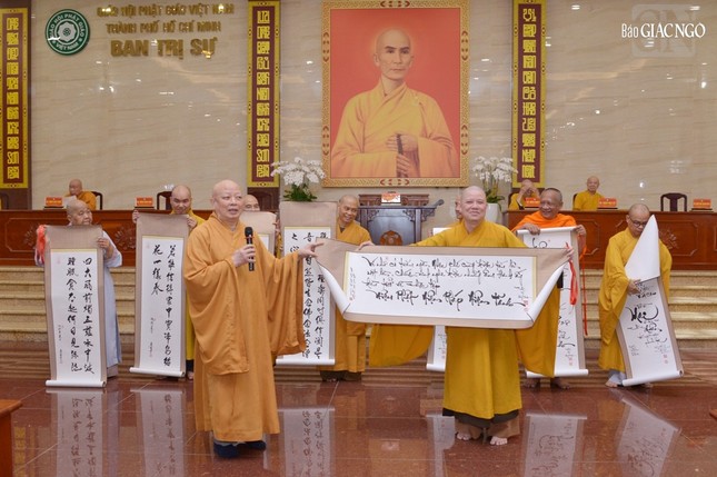 Thượng tọa Thích Huệ Nghiêm đại diện Ban Trị sự GHPGVN TP.Thủ Đức đón nhận quà tặng cho nội dung thiết trí lễ đài công phu