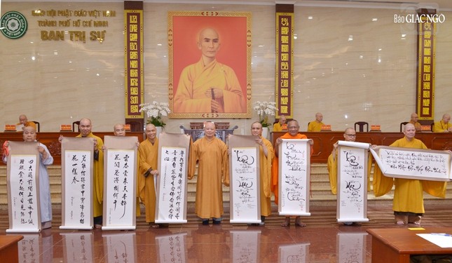 Hòa thượng Trưởng ban Trị sự với đại diện các tập thể được tuyên dương đặc biệt