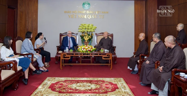 Quang cảnh buổi thăm tại Việt Nam Quốc Tự