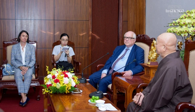 Tháp tùng có bà Tổng Lãnh sự Emmanuelle Pavillon-Grosser và chuyên viên Tổng Lãnh sự quán Pháp tại TP.HCM